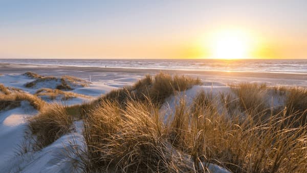 Solnedgang over dansk strand